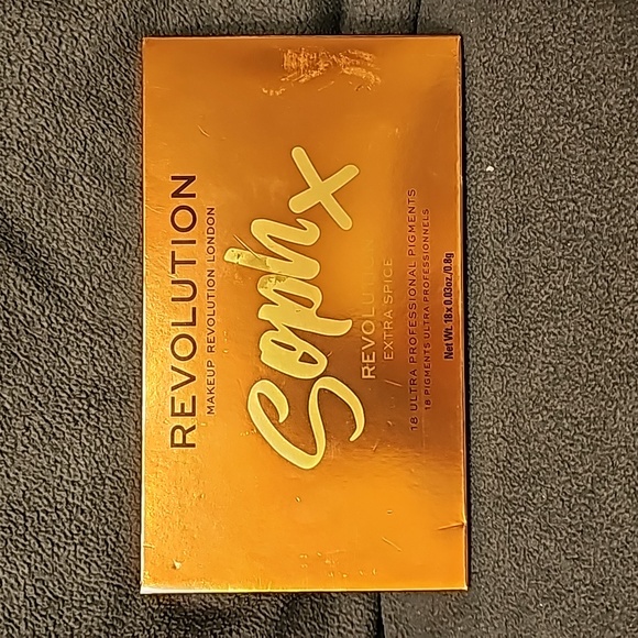 Eye Shadow Palette 18 Colors Revolution London - Picture 1 of 2